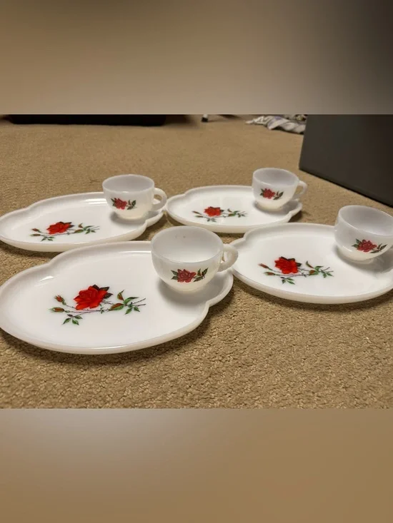 Vintage Federal Glass Rosecrest 8 PC Luncheon Snack Tea Set Red Rose Cup Plates - Picture 1 of 2